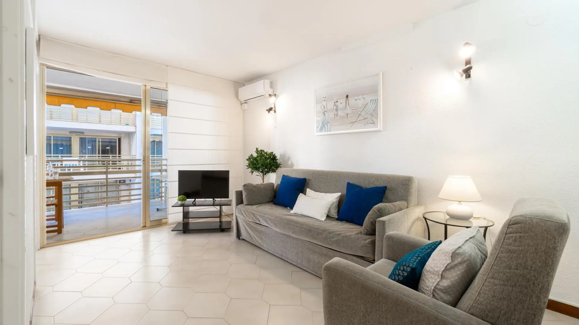 Novelty-Primera Linea Mar Salou Spain